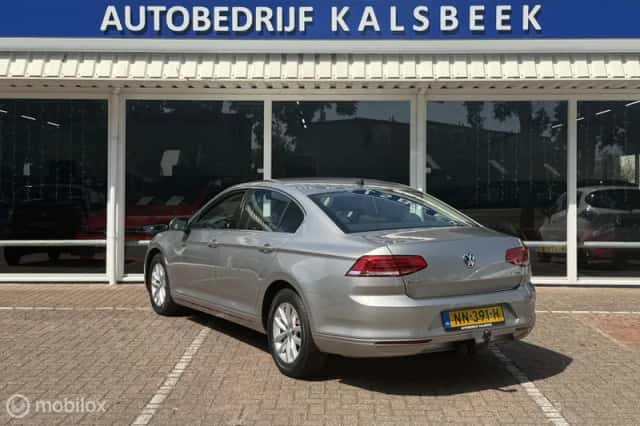 Volkswagen Passat (2017) thumbnail 4