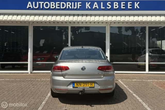Volkswagen Passat (2017) thumbnail 5