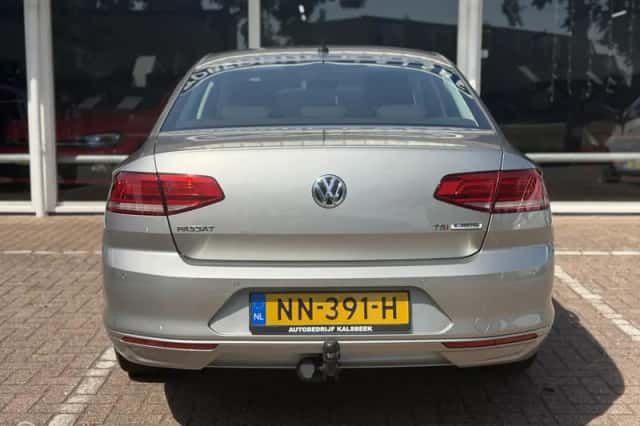 Volkswagen Passat (2017) thumbnail 6