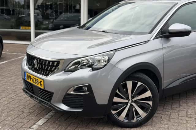 Peugeot 3008 (2018) thumbnail 2