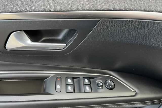 Peugeot 3008 (2018) thumbnail 6