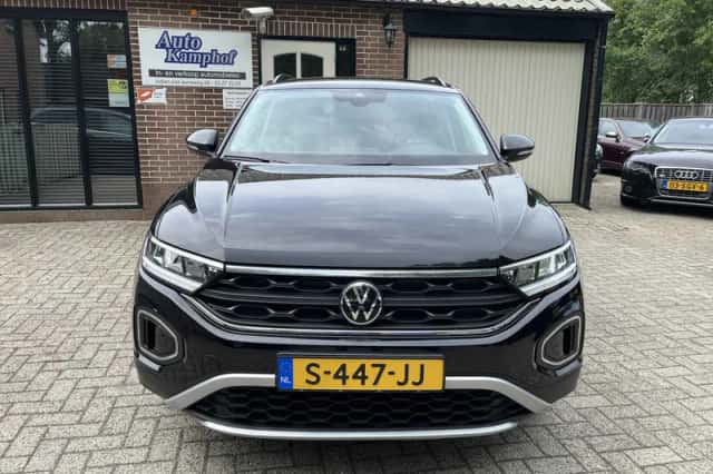 Volkswagen T-Roc (2023) thumbnail 3
