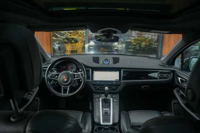 Porsche Macan (2019) thumbnail 2