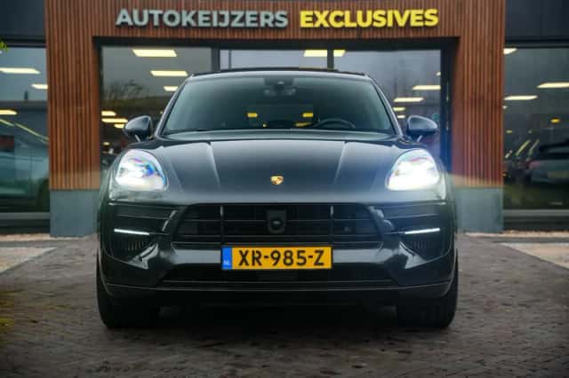 Porsche Macan (2019) thumbnail 3
