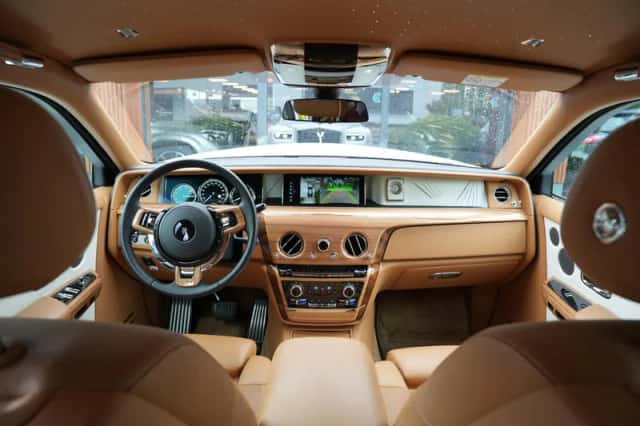 Rolls-Royce Phantom (2020) thumbnail 2