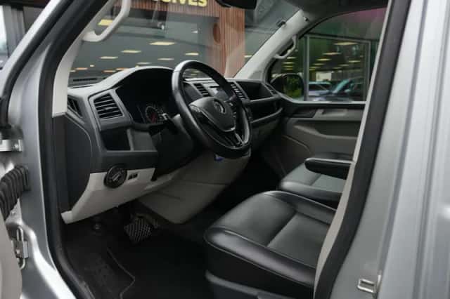 Volkswagen Transporter (2018) thumbnail 2