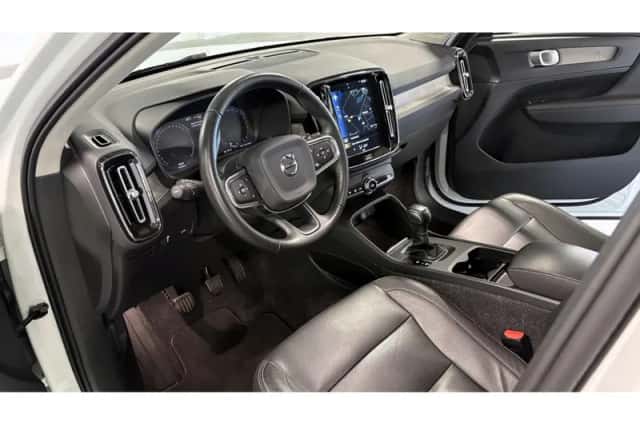 Tesla Model Y (2006) thumbnail 2