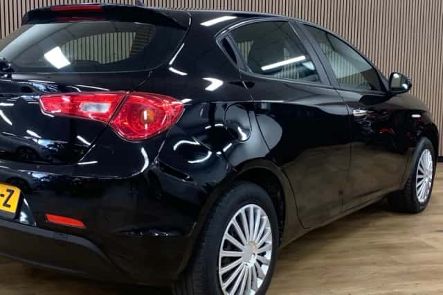 Alfa Romeo Giulietta (2014) thumbnail 5