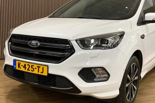 Ford Kuga (2017) thumbnail 3