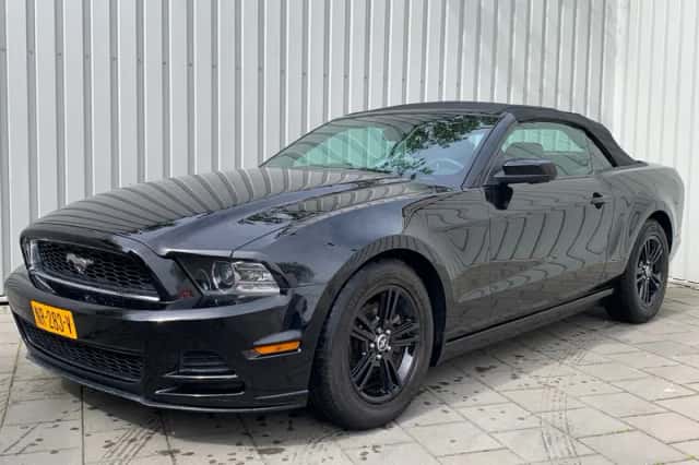 Ford Mustang (2013) thumbnail 1