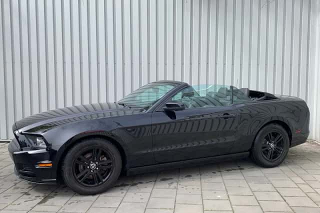 Ford Mustang (2013) thumbnail 2