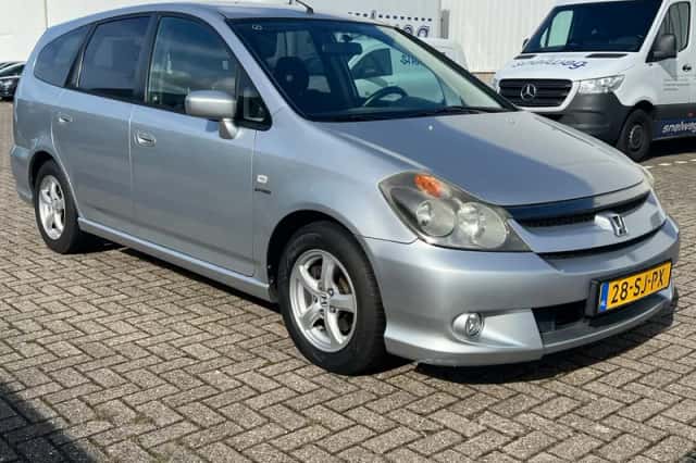 Honda Stream (2006) thumbnail 4