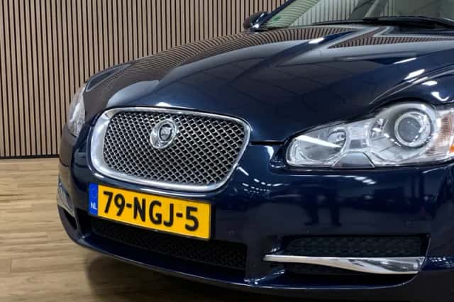 Jaguar XF (2010) thumbnail 3