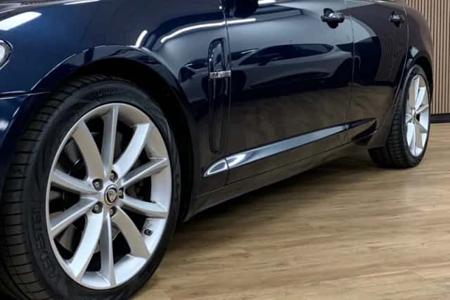 Jaguar XF (2010) thumbnail 4