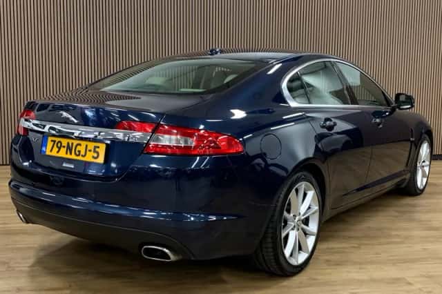 Jaguar XF (2010) thumbnail 6