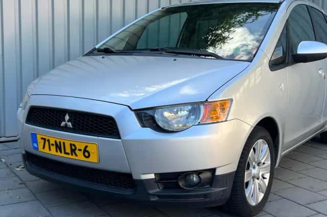 Mitsubishi Colt (2010) thumbnail 3