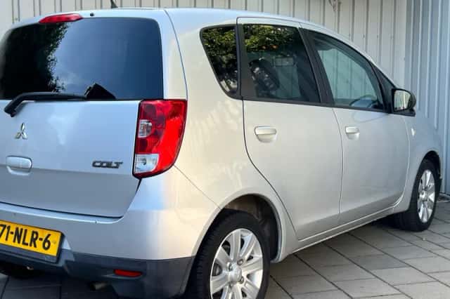 Mitsubishi Colt (2010) thumbnail 6