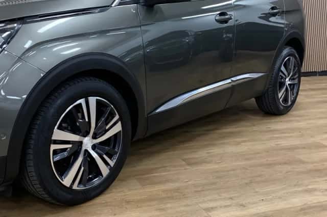 Peugeot 3008 (2018) thumbnail 4