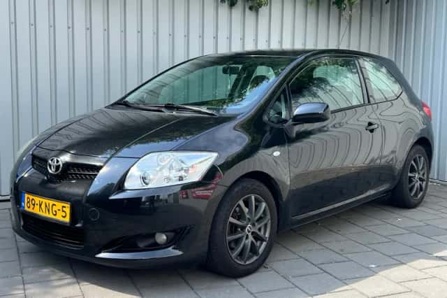 Toyota Auris (2010) thumbnail 1
