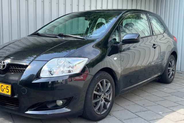 Toyota Auris (2010) thumbnail 2