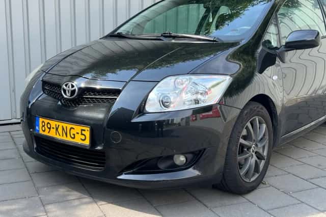 Toyota Auris (2010) thumbnail 3