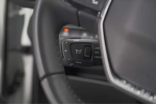 Peugeot 3008 (2023) thumbnail 3