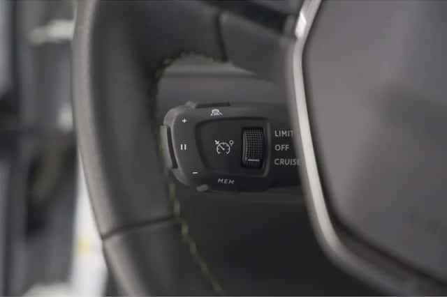 Peugeot 2008 (2024) thumbnail 3