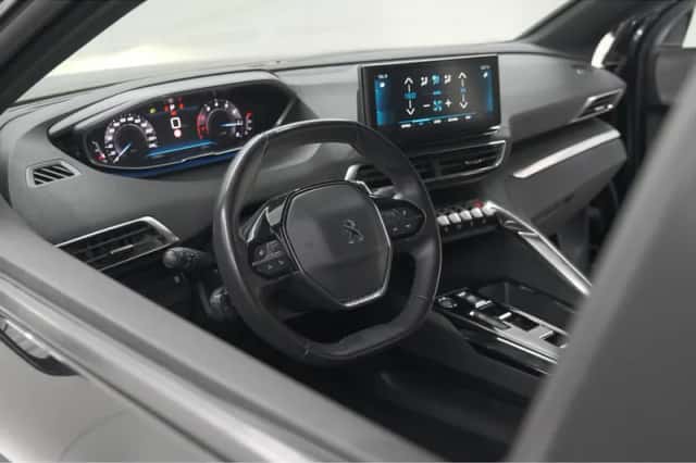 Peugeot 5008 (2023) thumbnail 2