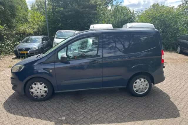 Ford Transit Courier (2016) thumbnail 2