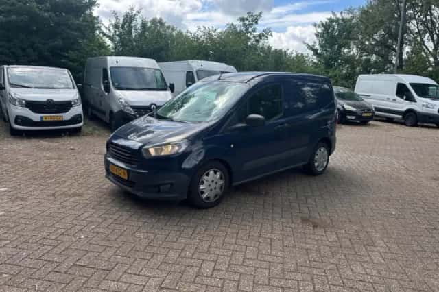 Ford Transit Courier (2016) thumbnail 4