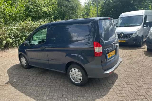 Ford Transit Courier (2016) thumbnail 6