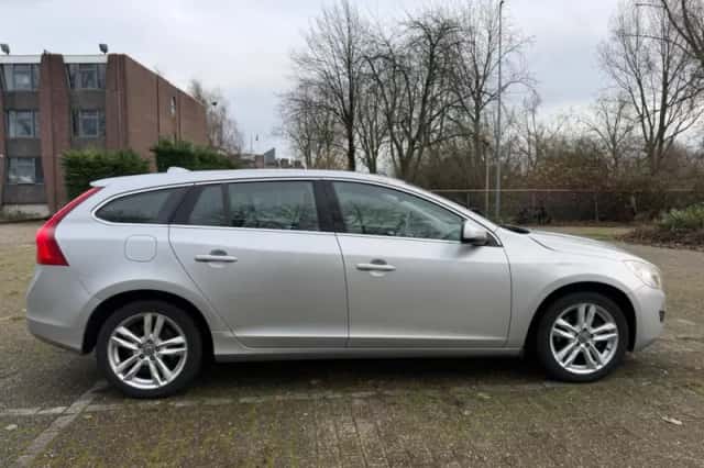 Volvo V60 (2013) thumbnail 3