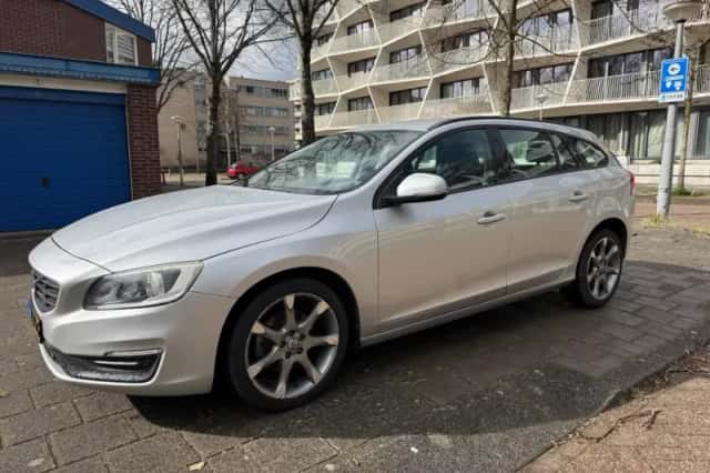 Volvo V60 (2016) thumbnail 1