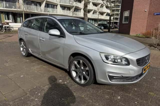 Volvo V60 (2016) thumbnail 2