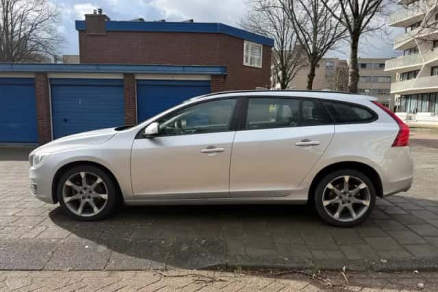 Volvo V60 (2016) thumbnail 3