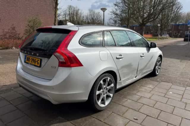 Volvo V60 (2016) thumbnail 6
