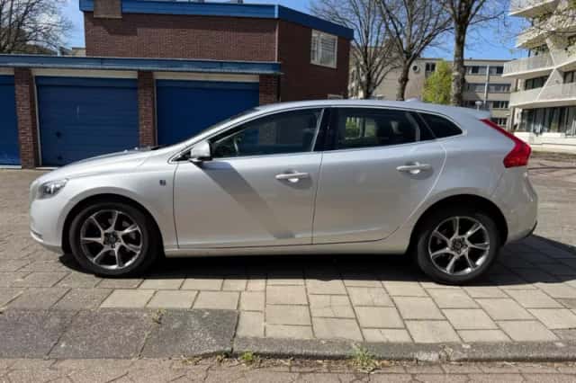 Volvo V40 (2015) thumbnail 1