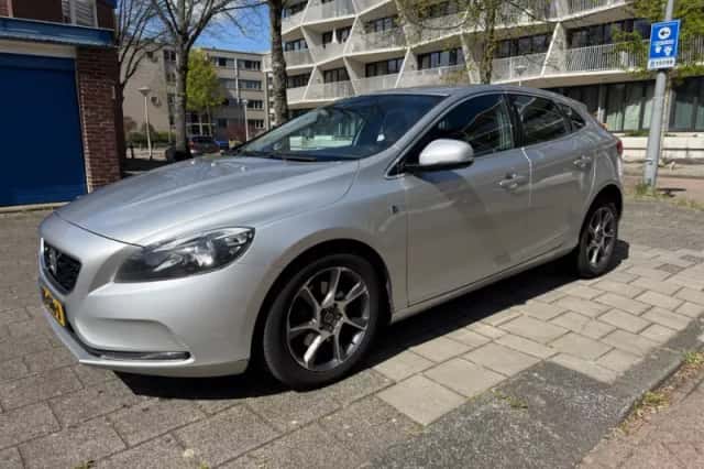 Volvo V40 (2015) thumbnail 2