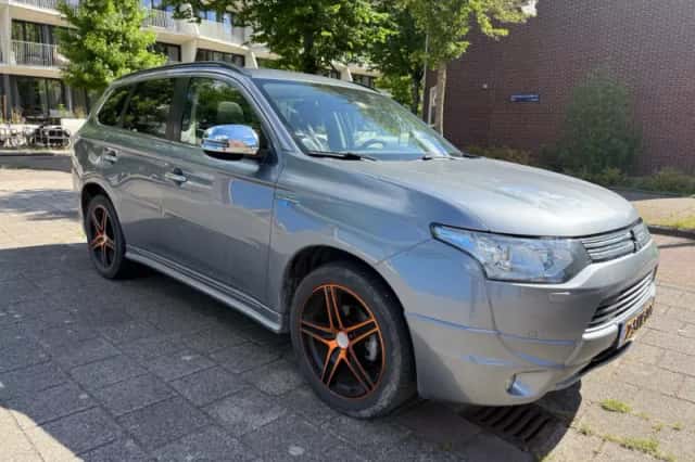 Mitsubishi Outlander (2013) thumbnail 1