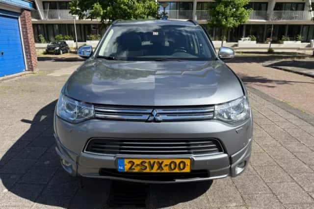 Mitsubishi Outlander (2013) thumbnail 3
