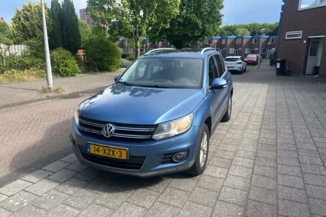 Volkswagen Tiguan (2012) thumbnail 2
