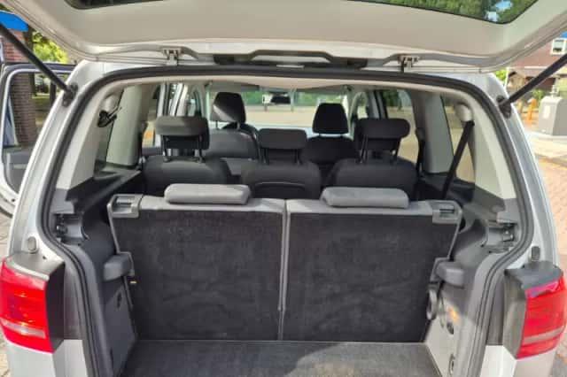 Volkswagen Touran (2011) thumbnail 2