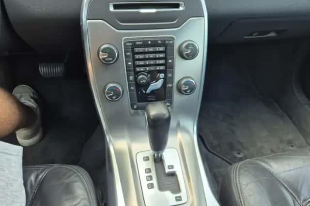 Volvo V70 (2011) thumbnail 3