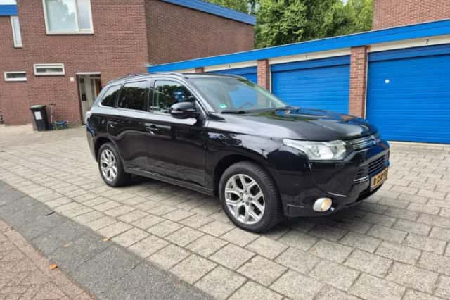 Mitsubishi Outlander (2014) thumbnail 2