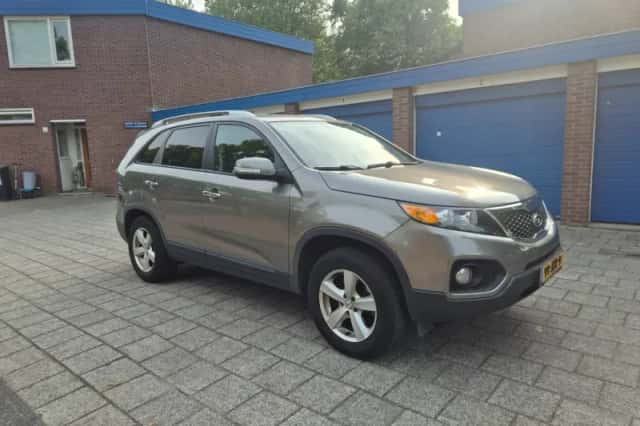 Kia Sorento (2010) thumbnail 2