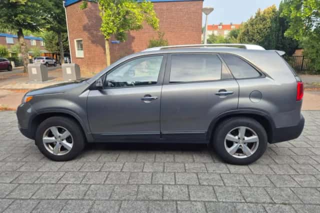 Kia Sorento (2010) thumbnail 3