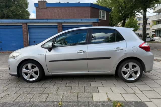 Toyota Auris (2011) thumbnail 2