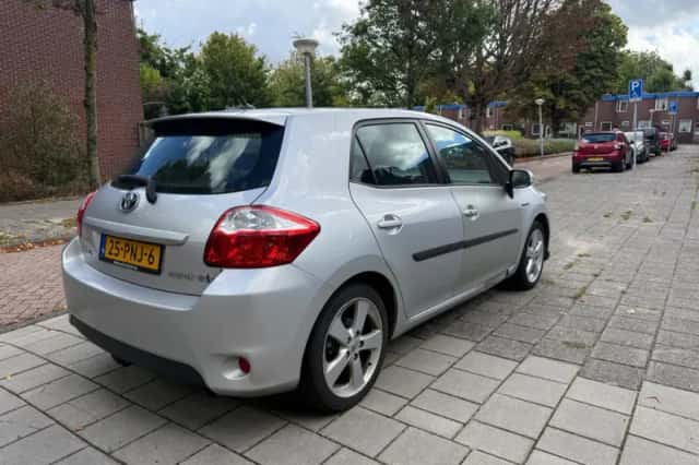 Toyota Auris (2011) thumbnail 5