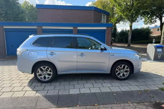 Mitsubishi Outlander (2013) thumbnail 3
