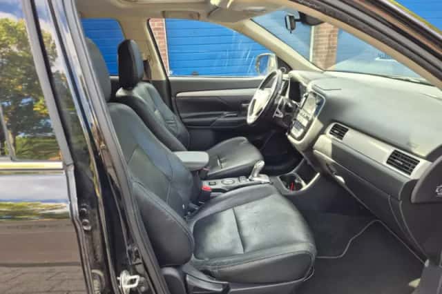 Mitsubishi Outlander (2013) thumbnail 2